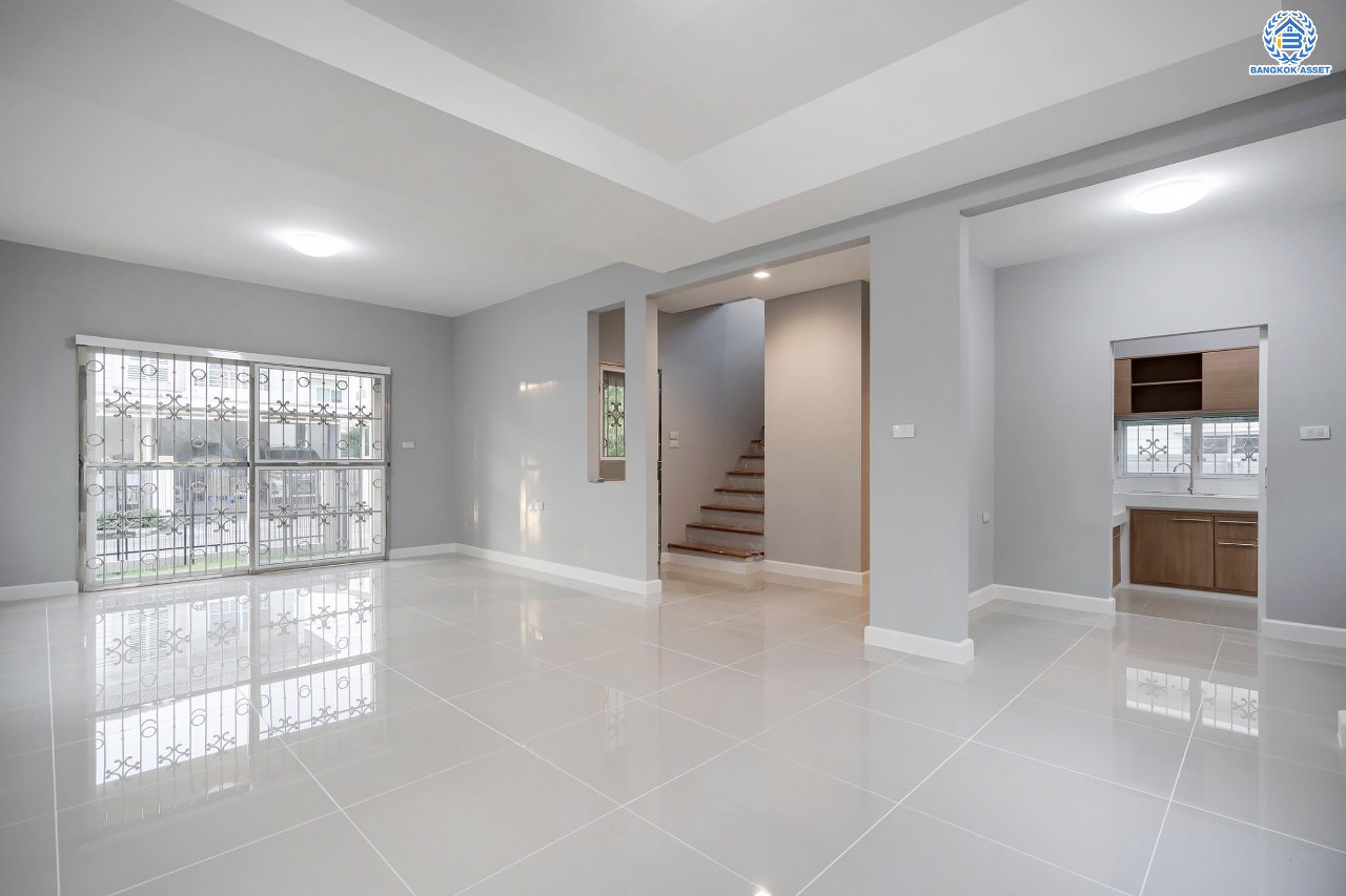 บ้านเดี่ยวมือสอง จากแบรนด์ LH โครงการ ชัยพฤกษ์ วัชรพล หลังใหญ่ เนื้อที่ 55.4 ตร.ว. ฟังก์ชัน 3 ห้องนอน 3 ห้องน้ำ จอดรถได้ 2 คัน พร้อม Facilities ครบครัน บนทำเลเดินทางสะดวก ติดถนนสุขาภิบาล5 เชื่อมต่อหลายเส้นทาง ใกล้ทางด่วน "ฉลองรัช" และรถไฟฟ้าสายสีเขียว "สถานีสายหยุด"